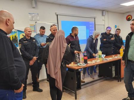 جسرالزرقاء : 16 طالب تخرجوا من مشروع ميلا الذي تديره الشرطة